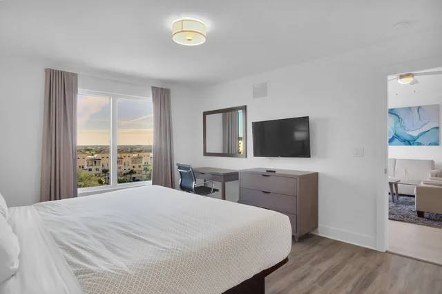 2 Bedrooms, Suite, King and Queen Bed, Bay View, Sofa، The Avalon Club 1/5
