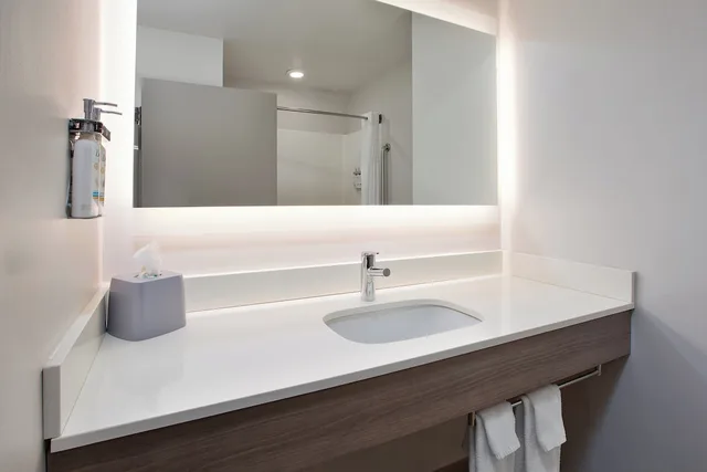 جناح بسريرين كوين مع أريكة، Holiday Inn Express Hotel Suites Grand Rapids North 3/6