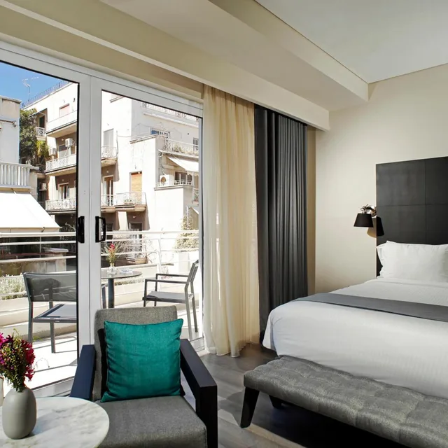 جناح جونيور بشرفة، Lozenge Hotel 9/10