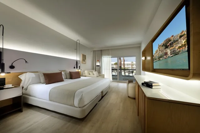 غرفة ديلوكس بإطلالة على البحر مفردة بسرير كينج، GRAND PALLADIUM PALACE IBIZA RESORT 2/3