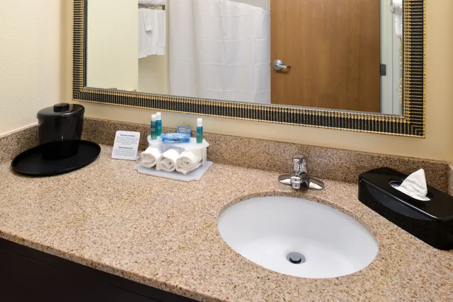 غرفة قياسية بسريرين كوين بحوض استحمام لذوي الإعاقة، Holiday Inn Express St. Croix Valley 3/3