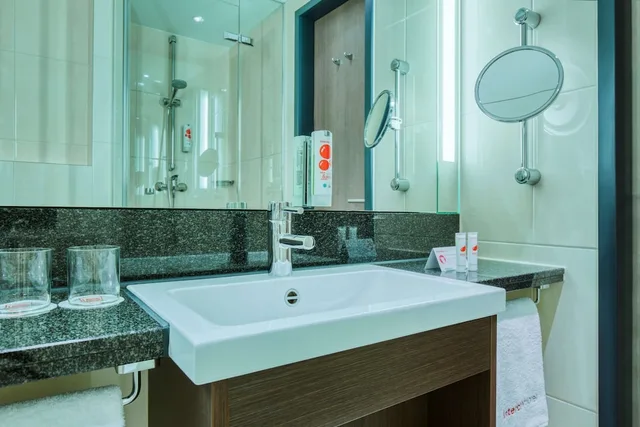 غرفة قياسية بسرير مزدوج، Intercityhotel Dresden 6/6