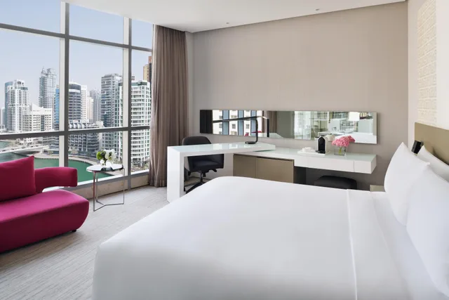 غرفة كلاسيكية بسرير كينج مع دخول صالة النادي، InterContinental Dubai Marina 1/5