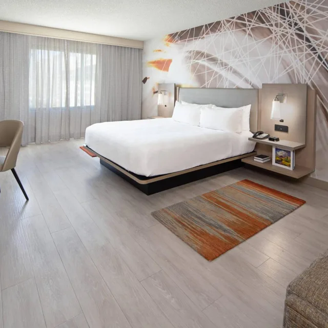 غرفة بسرير كينج مع أريكة بحوض استحمام لذوي الإعاقة، Tucson Marriott University Park 6/10