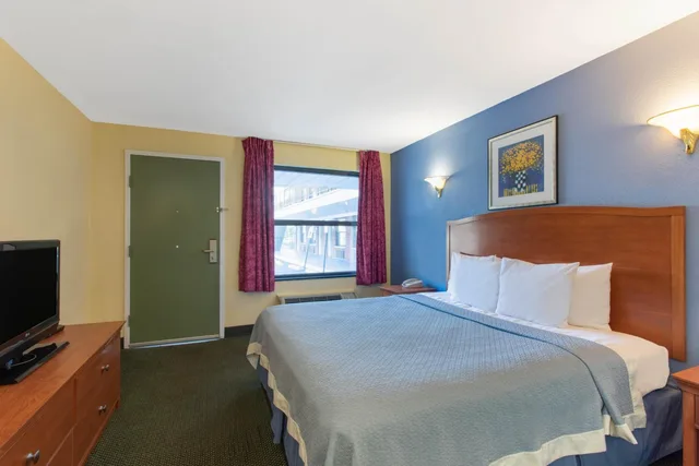 Room, Queen Bed, Bathtub, Accessible, Days Inn by Wyndham Elmsford / White Plains 3/6
