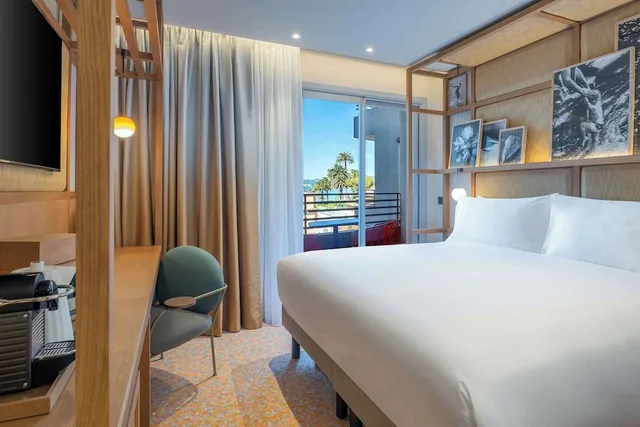غرفة بريميوم بسرير كوين، Canopy by Hilton Cannes 1/6