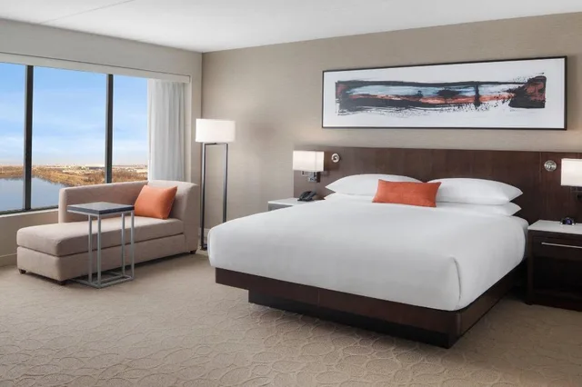 جناح جونيور تنفيذي بسرير كينج، Delta Hotels by Marriott Philadelphia Airport 1/1