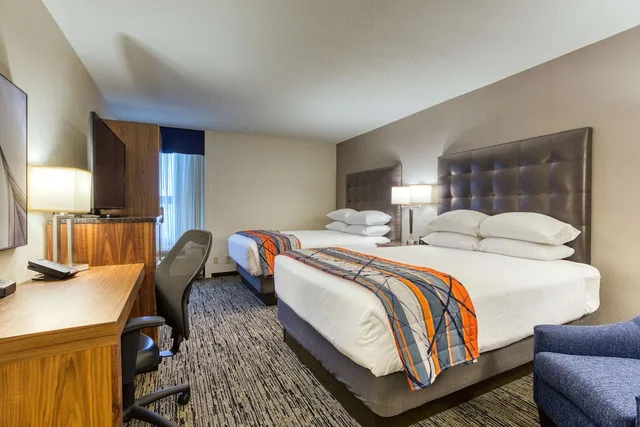 غرفة ديلوكس بسريرين كوين بحوض استحمام في طابق مرتفع لذوي الإعاقة، Drury Inn and Suites St Louis Collinsville 3/4