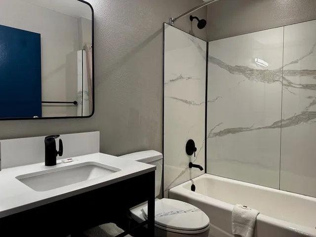 غرفة ديلوكس بسريرين كوين بحوض استحمام، Motel6 Indianapolis, IN 5/8