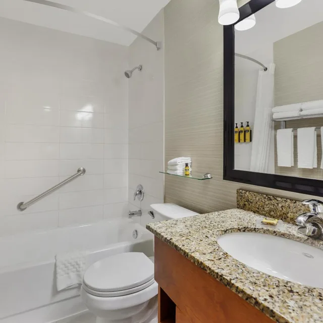 جناح بسرير كوين بمطبخ صغير، Best Western Plus Rose City Suites 8/9