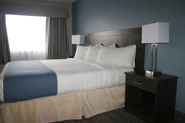 جناح ديلوكس بسرير كينج بغرفة نوم واحدة في الطابق الأرضي، Travelodge Suites by Wyndham New Glasgow 2/4