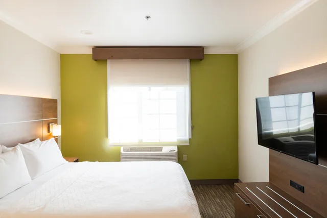 غرفة قياسية بسرير كينج لذوي الإعاقة، Holiday Inn Express Suites Davis University Area 2/5