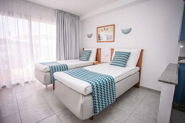 استوديو مفردة بسريرين منفصلين بإطلالة جزئية على البحر، Servatur Montebello Apartments 2/6