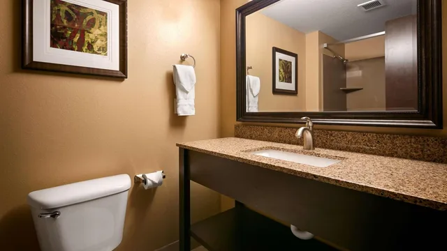 غرفة بسرير كوين، Best Western Woodland Inn 6/6