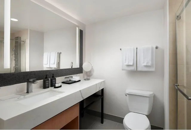 Room, 2 Double Beds, Sheraton Ontario Airport Hotel 10/10