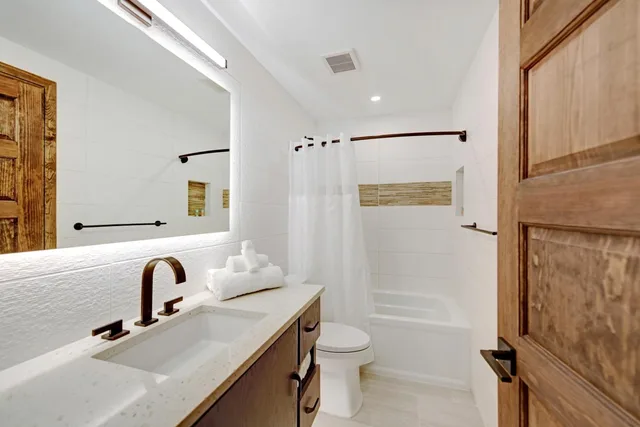 1 Bedroom, Suite, King Bed, Beach Side, Sofa، Bali Hai Beachfront Resort And Spa 5/5