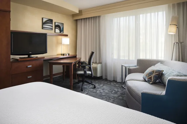 غرفة بسرير كينج مع أريكة، Courtyard by Marriott Kansas City Shawnee 8/10