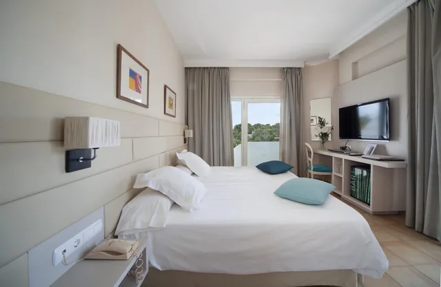 غرفة بسريرين منفصلين بشرفة، Hotel Cala d Or - Adults Only 4/10