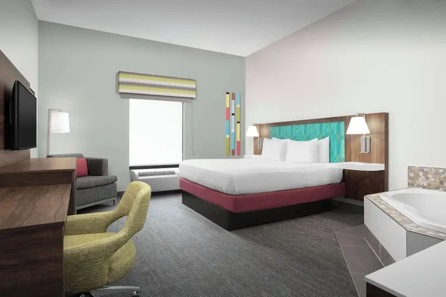 غرفة بسرير كينج بحوض جاكوزي، Hampton Inn Dandridge, TN 1/6