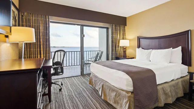 غرفة سوبيريور بسرير كينج بإطلالة على النهر، Best Western Fort Myers Waterfront 2/3