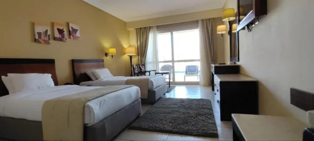 غرفة بسرير مزدوج بإطلالة على المسبح، Regency Plaza Aqua Park Spa Resort 2/6