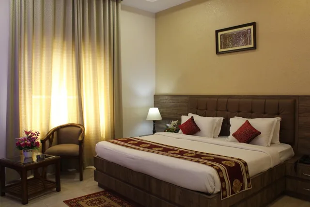غرفة ديلوكس بسرير مزدوج أو سريرين منفصلين بإطلالة على المتنزه، Regal Hotel And Restaurant 1/1