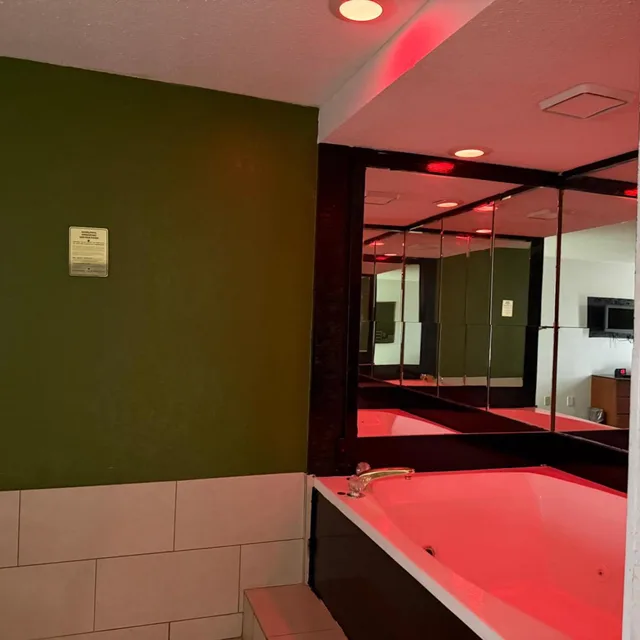غرفة سوبيريور بسرير كينج، Lafayette Inn & Suites 5/7