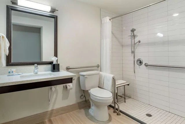 غرفة بسرير كوين لذوي الإعاقة، Comfort Inn and Suites Tigard near Washington Square 3/3