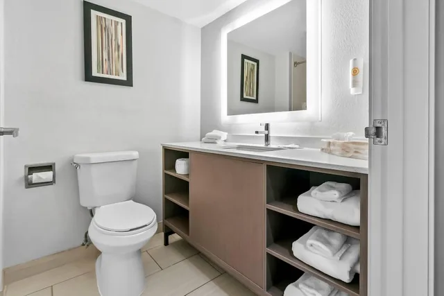 غرفة بسرير كينج بجاكوزي، Comfort Inn & Suites Grand Blanc/Flint 6/10