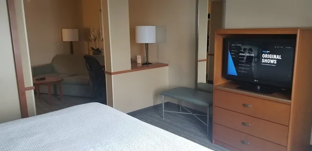 جناح تنفيذي بسرير كينج مع أريكة، Fairfield Inn And Suites Sudbury 3/4