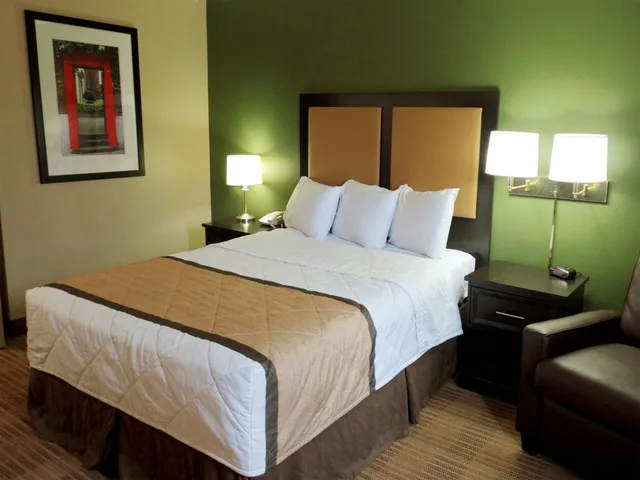 جناح بسرير كينج بمطبخ لذوي الإعاقة، Studio 6 Extended Stay Sacramento Arden Way CA 3/10