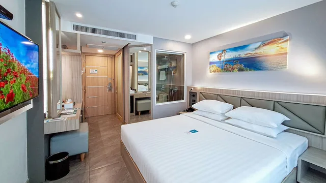 Superior, King Bed, Balcony, Clarian Hotel Beach Patong 2/10