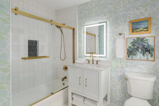 كوخ بسرير كينج وسرير كوين بإطلالة على الشاطئ، Elizabeth Pointe Lodge 10/10