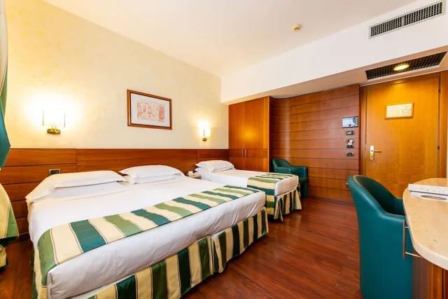 غرفة قياسية بسرير كينج مع سرير إضافي، Hotel Mirage Sure Hotel Collection By Best Western 3/8