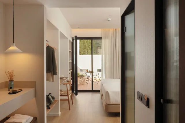 غرفة كومفورت بسرير مزدوج أو سريرين منفصلين بإطلالة على الفناء بشرفة، Elisabeth by the Sea Hotel 5/5