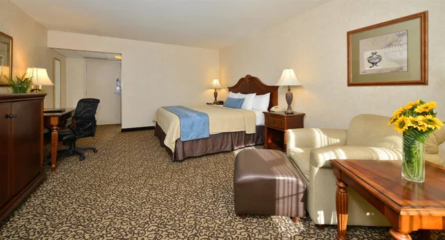 غرفة بزنس بسرير كينج، Best Western Plus Steeplegate Inn 7/13