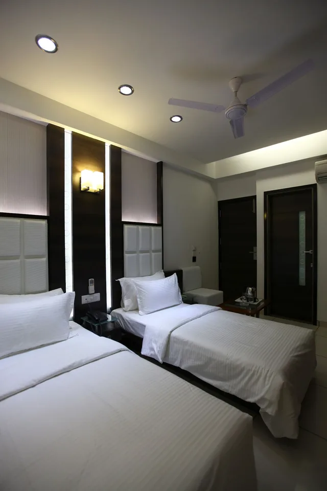 غرفة تنفيذية بسريرين منفصلين، HOTEL ATITHI 3/5
