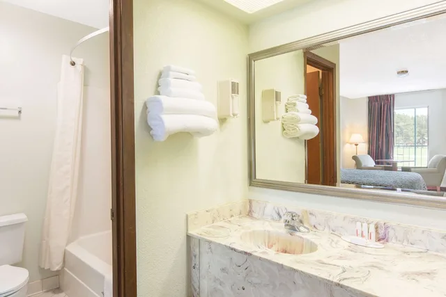 غرفة قياسية بسرير كينج، Days Inn By Wyndham West Point 3/3