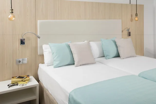 غرفة بسرير مزدوج بإطلالة على البحر بشرفة مع سرير إضافي، Monterrey Hotel 7/10