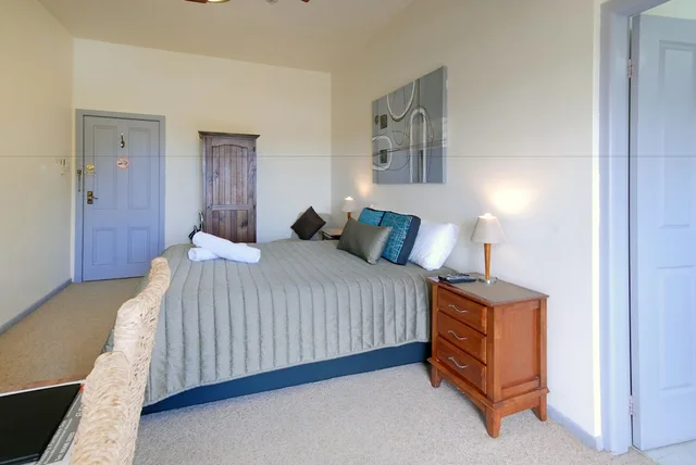 غرفة بسرير كوين بإطلالة على النهر، Riverview Boutique Motel 2/4