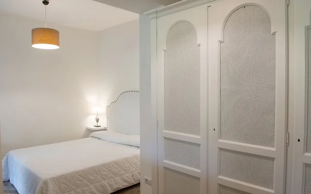 غرفة كلاسيكية ثلاثية بسرير كوين وسرير فردي بإطلالة على الحديقة بشرفة، Villa Enrica 1/3