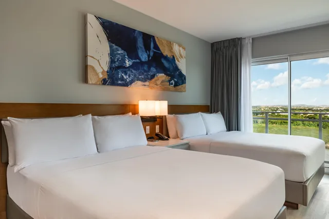 جناح كلاسيكي بسرير مزدوج بإطلالة على البحيرة، Embassy Suites by Hilton Aruba Resort 2/4