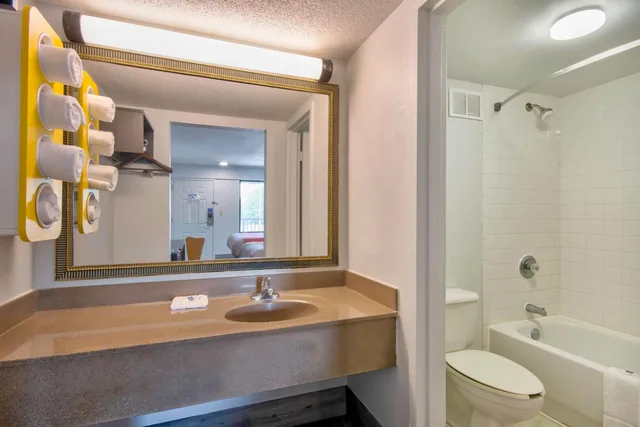 جناح، Motel6 Lafayette, LA 6/7