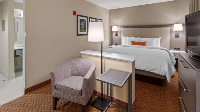 جناح بسرير كينج، Best Western Plus Kendall Hotel & Suites 5/8