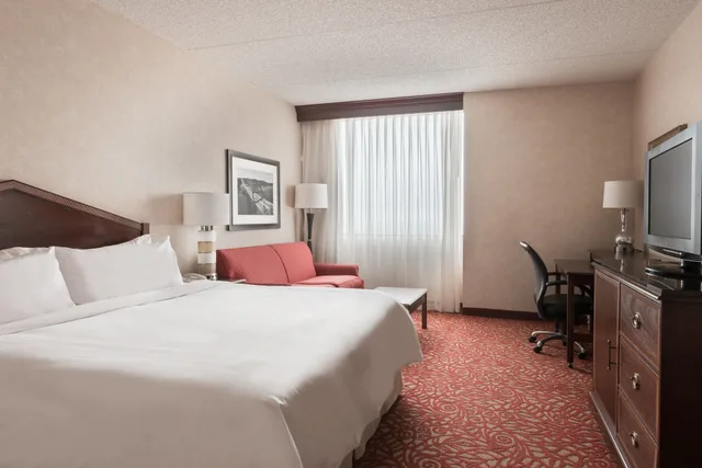 غرفة بريميوم بسرير كينج مع أريكة، Chicago Marriott Northwest 2/7