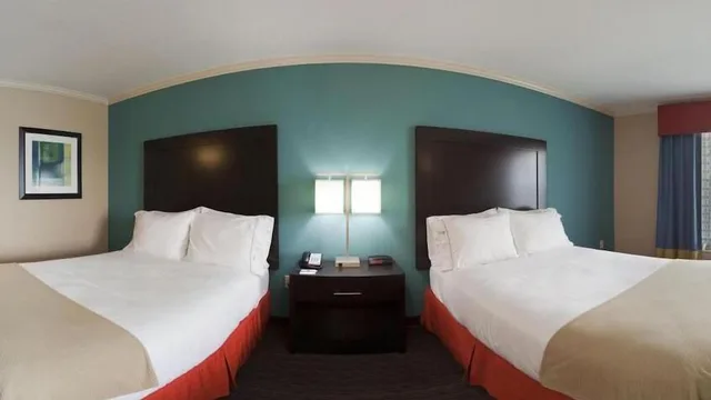 غرفة قياسية، Holiday Inn Express Suites North Kansas City Ex Quality Inn Suites 1/3