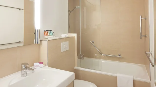 غرفة بريميوم بسرير كوين، Crowne Plaza Zurich 7/10