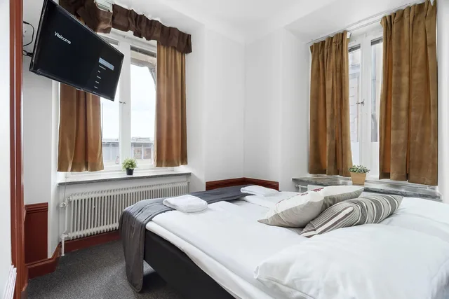 Room, Queen Bed, No Window, Private Bathroom، Hotell Skeppsbron 1/2