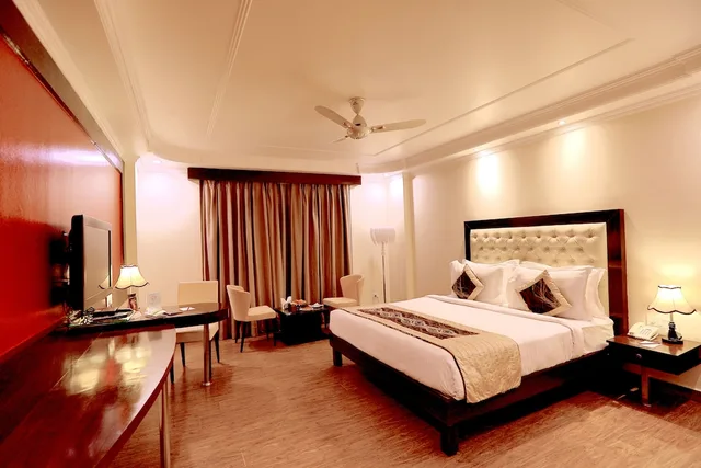 Green, Premium, King Bed، The Fern Residency Haridwar 1/4