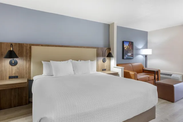 جناح بسرير كينج وسرير كوين بمنطقة جلوس بحوض جاكوزي، Best Western Plus A Wayfarer S Inn And Suites 2/8